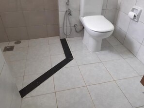 Sèche-cheveux, serviettes fournies, savon, papier toilette