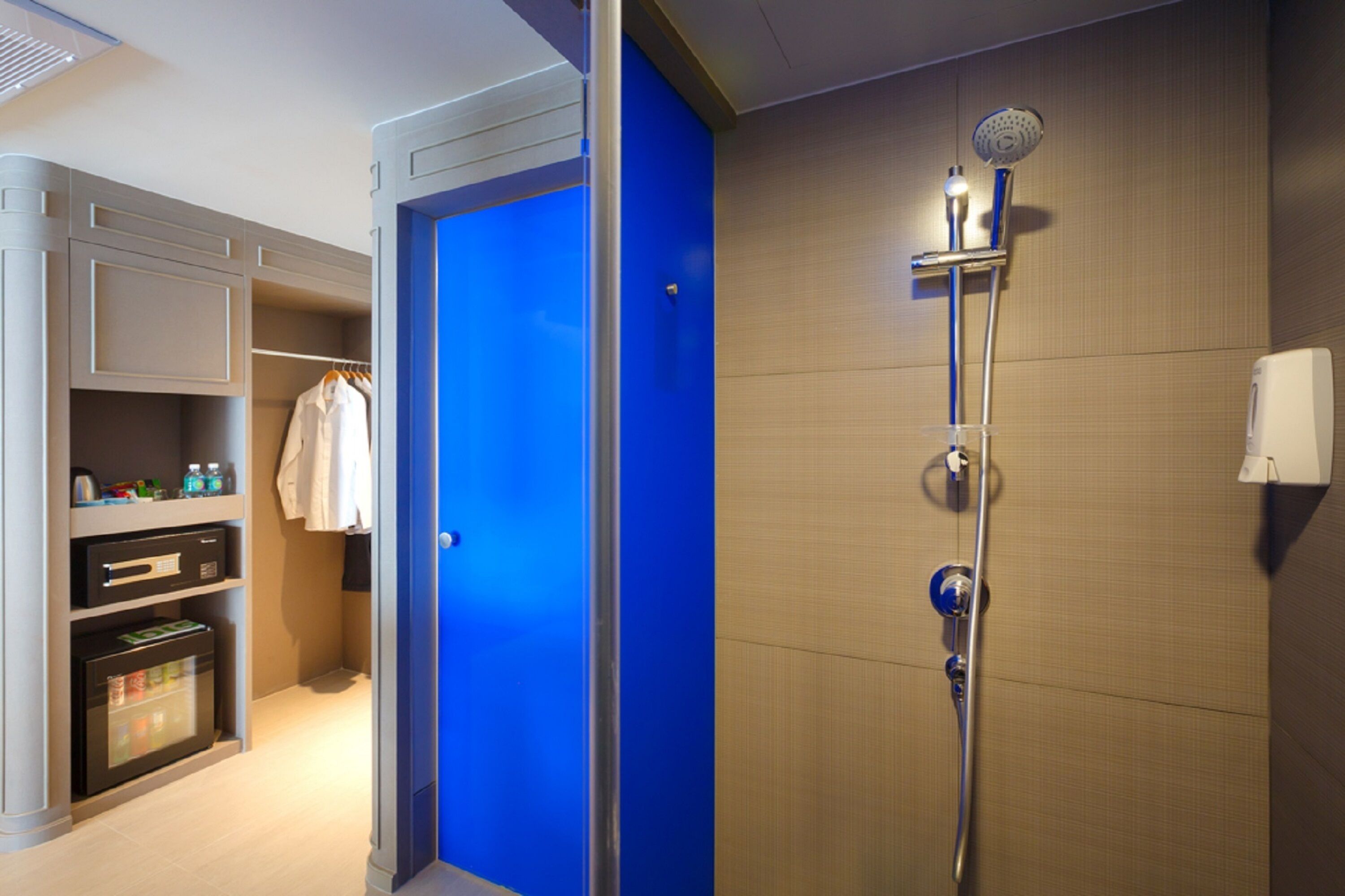 Family Room | Bathroom | Shower, hair dryer, towels, soap