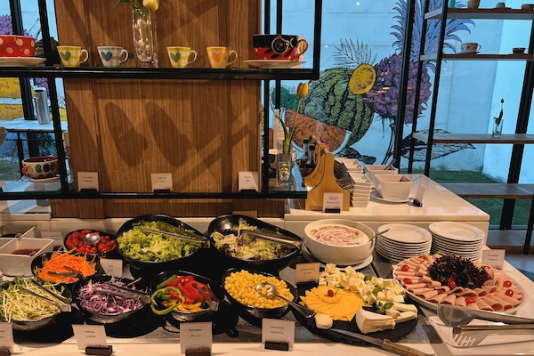 Daily buffet breakfast for a fee