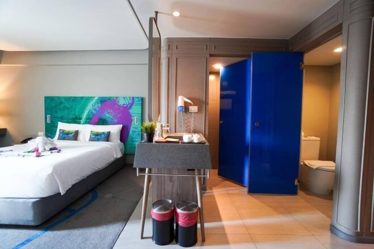 Desk, soundproofing, free WiFi, bed sheets