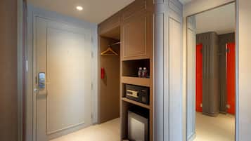 Desk, soundproofing, free WiFi, bed sheets