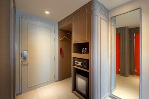 Escritorio, sistema de insonorización, wifi gratis y ropa de cama 