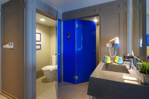 Phòng dành cho gia đình | Phòng tắm | Buồng tắm vòi sen, máy sấy tóc, khăn tắm, xà phòng 