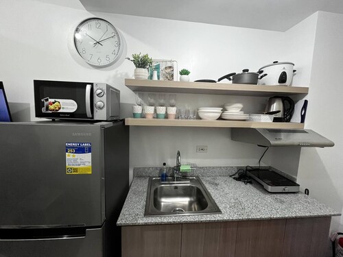 Stylish 1BR Condo SM Southmall w/ 100mbps wifi Netflix Disney +