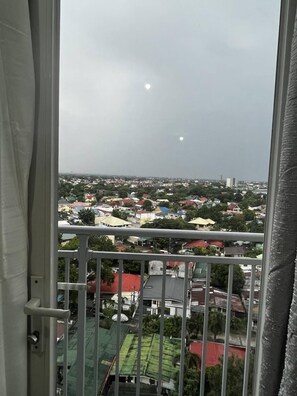 Interior - Stylish 1BR Condo SM Southmall w/ 100mbps wifi Netflix Disney + (Las Piñas)