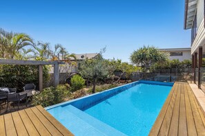 Pool - Victoria’s Poolside Emerald Beach stay with Shared Pool, Near Beach and Cafes. (EMERALD BEACH)