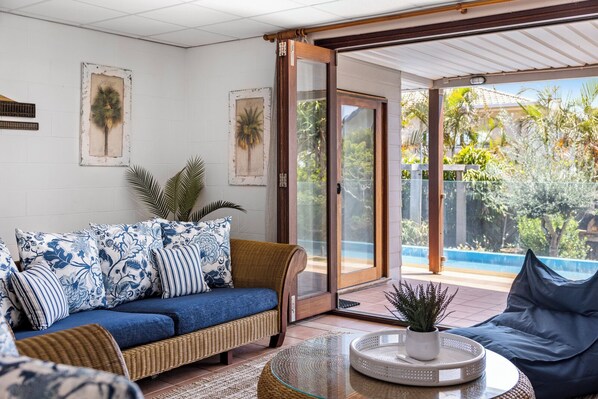 Smart TV - Victoria’s Poolside Emerald Beach stay with Shared Pool, Near Beach and Cafes. (EMERALD BEACH)