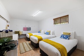 2 bedrooms, iron/ironing board, free WiFi, bed sheets - Victoria’s Poolside Emerald Beach stay with Shared Pool, Near Beach and Cafes. (EMERALD BEACH)