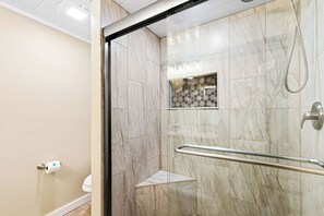 Stadtwohnung, Mehrere Betten, Balkon, Meerblick (22519 Front Beach Road 150) | Badezimmer | Dusche, Handtücher, Toilettenpapier