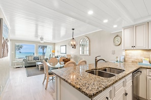 Casa geminada, várias camas, sacada, vista para o oceano (22519 Front Beach Road 150) | Parte interna