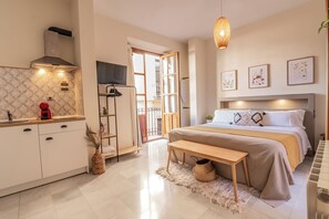 Estudi Deluxe | Espai de treball apte per a portàtils i cortines opaques