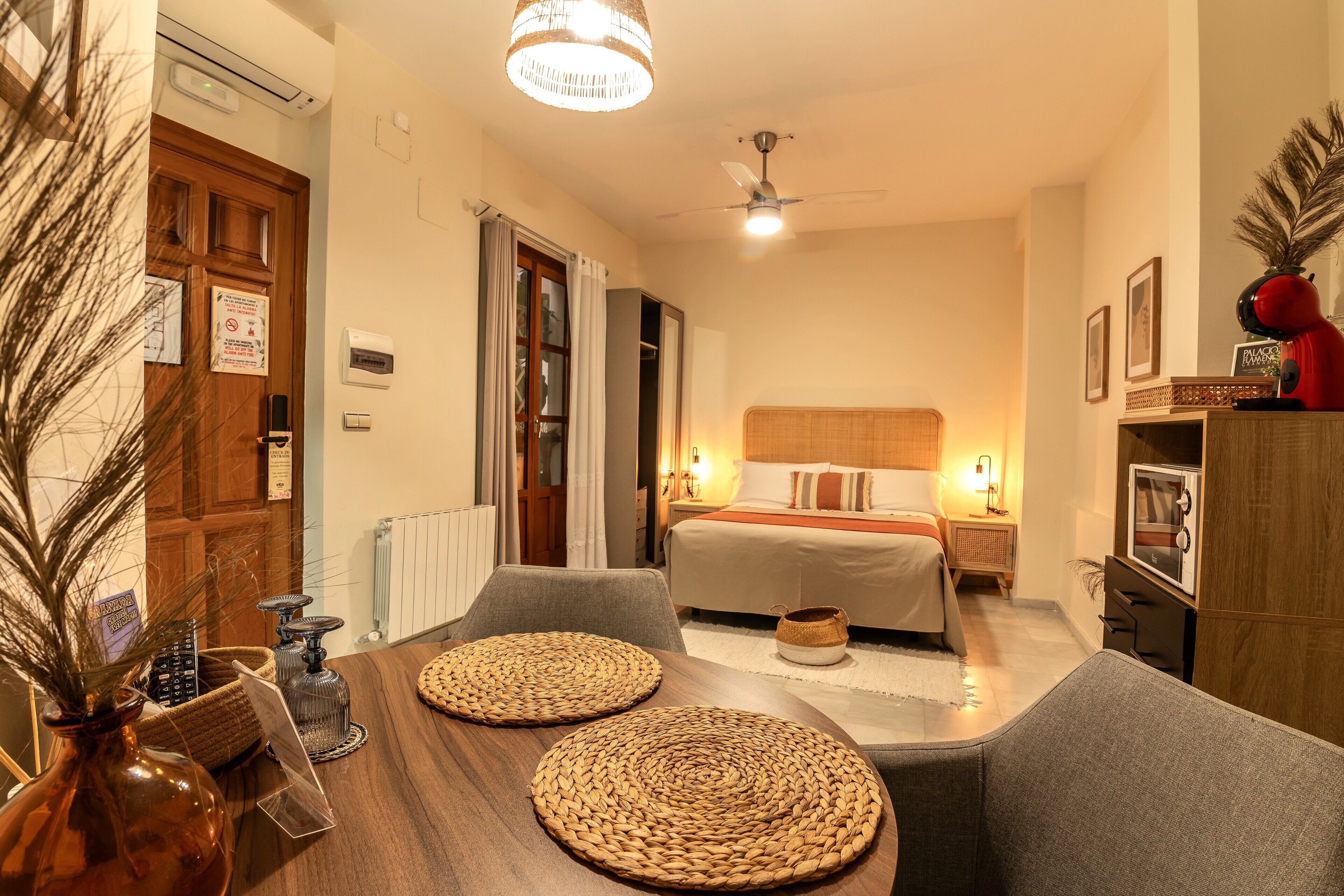 مساحة عمل للكمبيوتر المحمول وستائر تعتيم ومكواة/لوح كي وواي فاي مجانًا