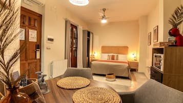 Espacio para trabajar con laptop y cortinas blackout