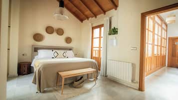 Premium Studio | Laptop workspace, blackout drapes, iron/ironing board, free WiFi