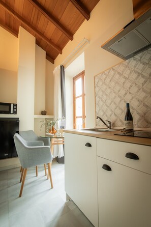 Monolocale Premium | Cucina privata | Mini-frigorifero, microonde, piano cottura, macchina per tè/caffè