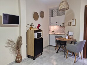 Laptop workspace, blackout drapes, iron/ironing board, free WiFi