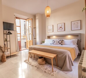 Estudi Deluxe | Espai de treball apte per a portàtils i cortines opaques