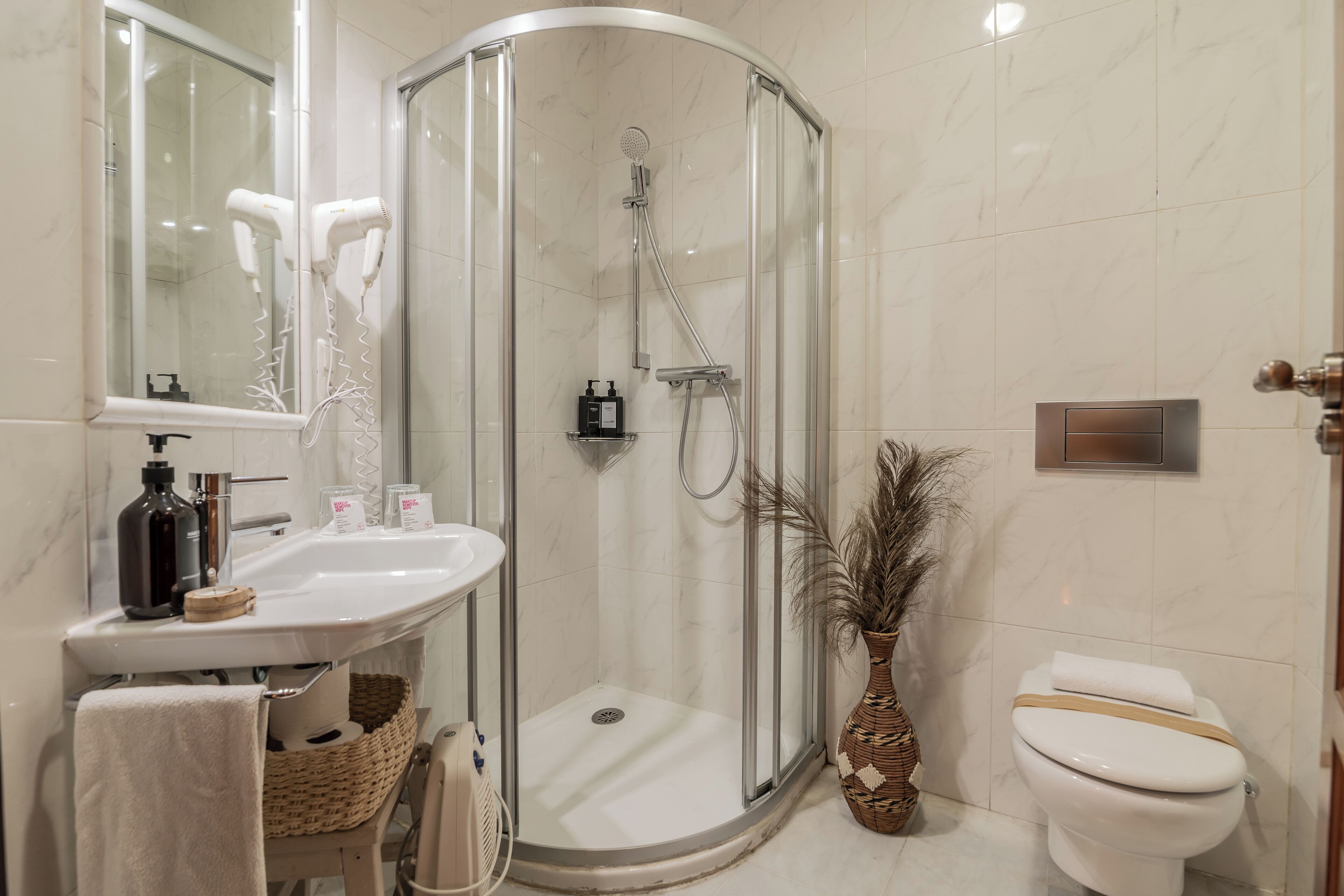 Estudio superior | Baño | Regadera, amenidades de baño gratuitas, secadora de cabello, toallas 