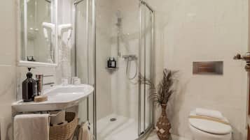 Estudio superior | Baño | Regadera, amenidades de baño gratuitas, secadora de cabello, toallas