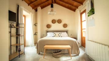 Espacio para trabajar con laptop y cortinas blackout