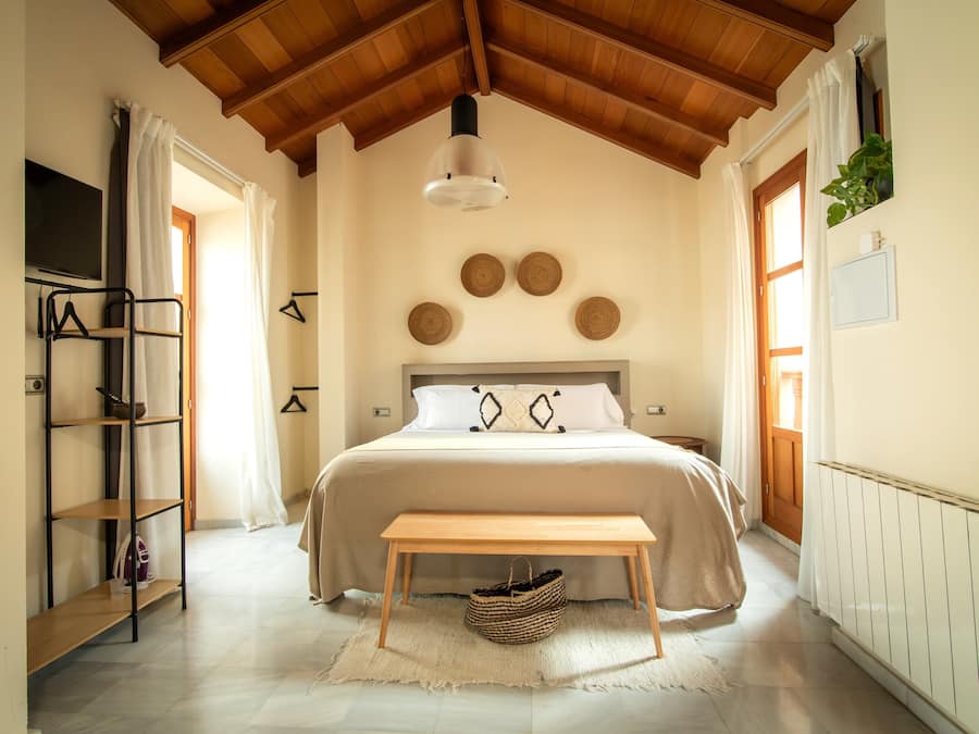 Espacio para trabajar con laptop y cortinas blackout