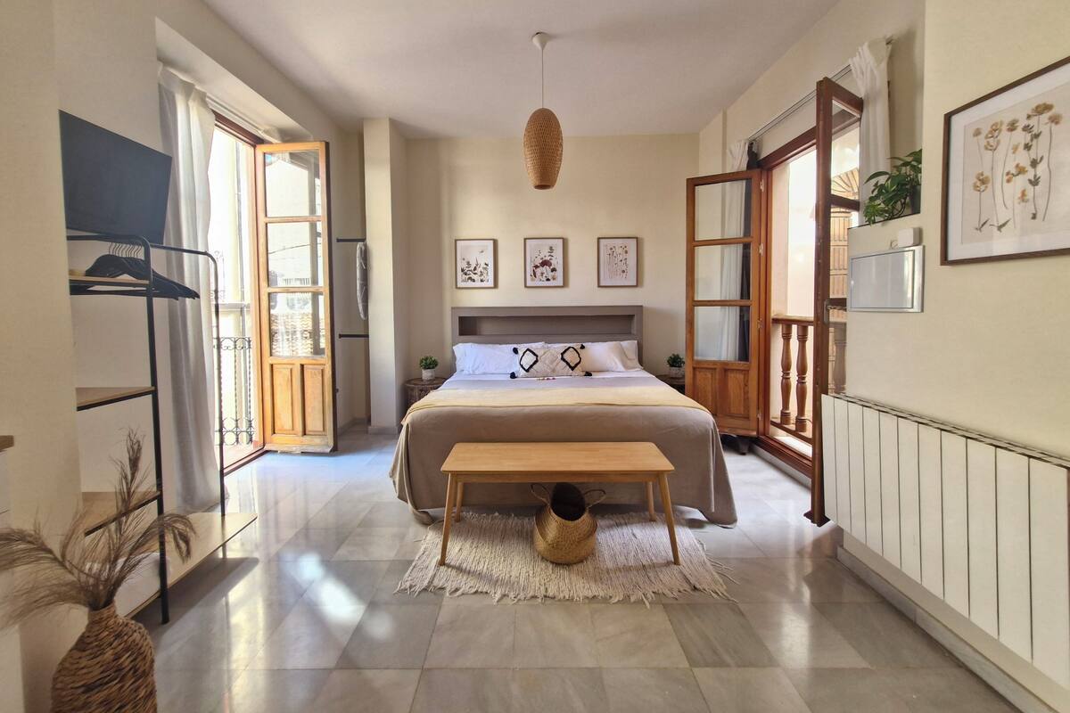 Espacio para trabajar con laptop y cortinas blackout