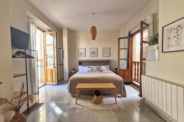 Deluxe Studio | Laptop workspace, blackout drapes, iron/ironing board, free WiFi