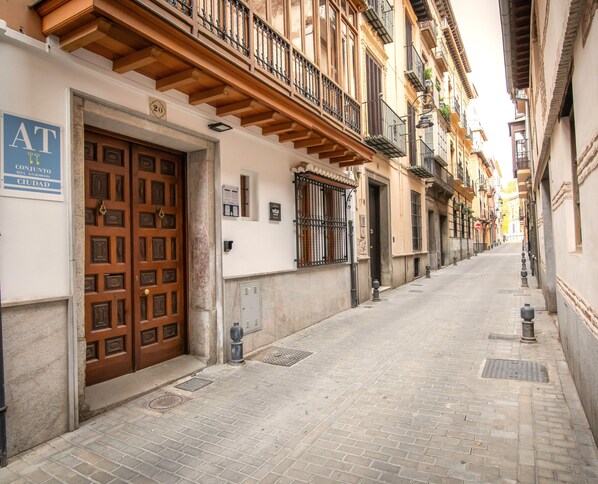 Vista frontal de la propiedad