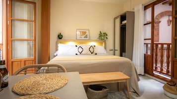 Espacio para trabajar con laptop y cortinas blackout