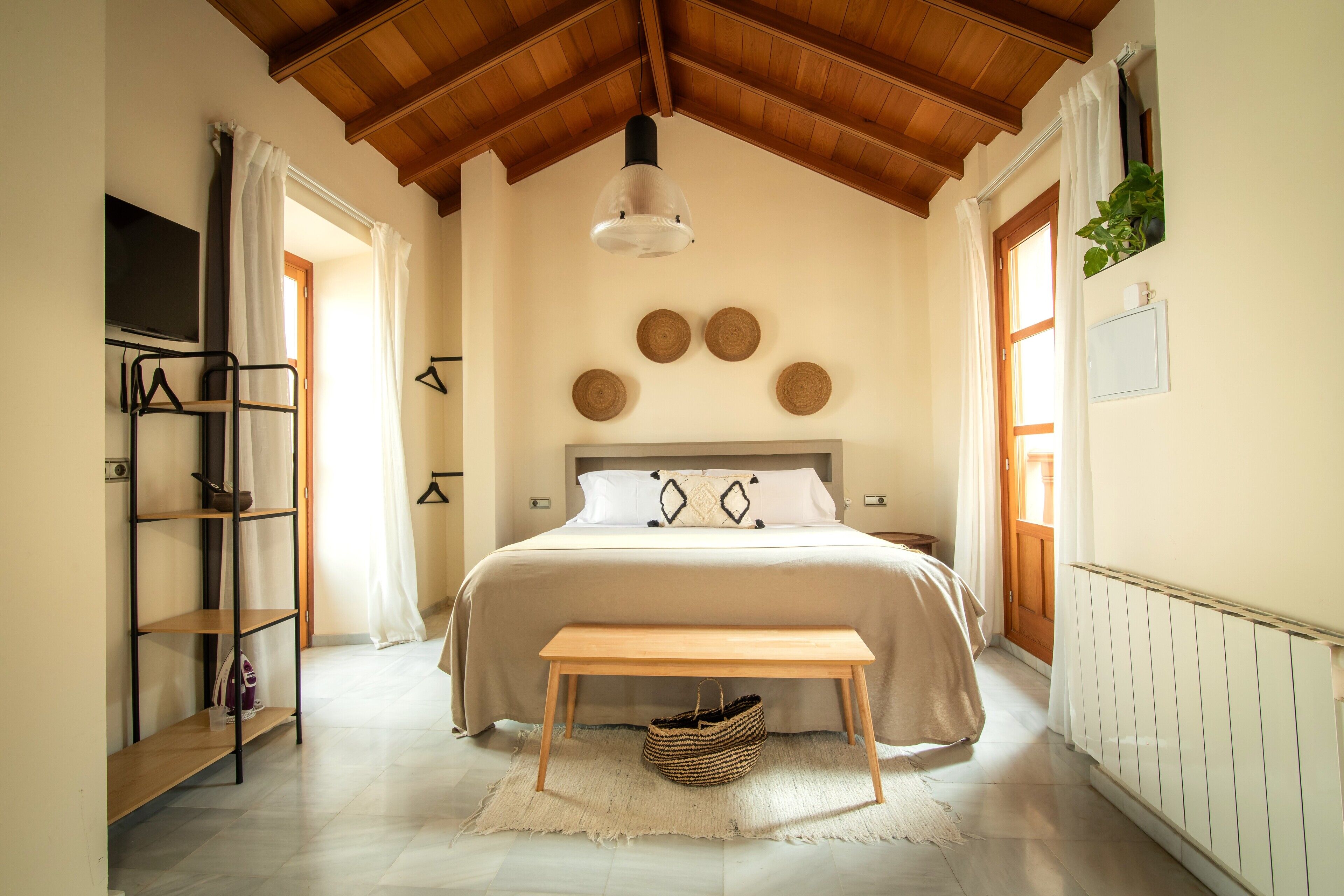 Estudio Premium | Espacio para trabajar con laptop y cortinas blackout 