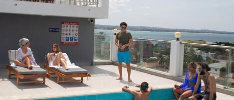 Una piscina al aire libre