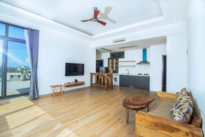 总统套房, 2 间卧室, 海洋景观 | 起居区 | 智能电视