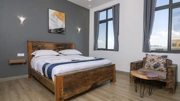 Caja de seguridad en la habitación, muebles diferentes y escritorio