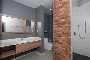 Executive Single Room See View | Badezimmer | Regendusche, Haartrockner, Hausschuhe, Handtücher