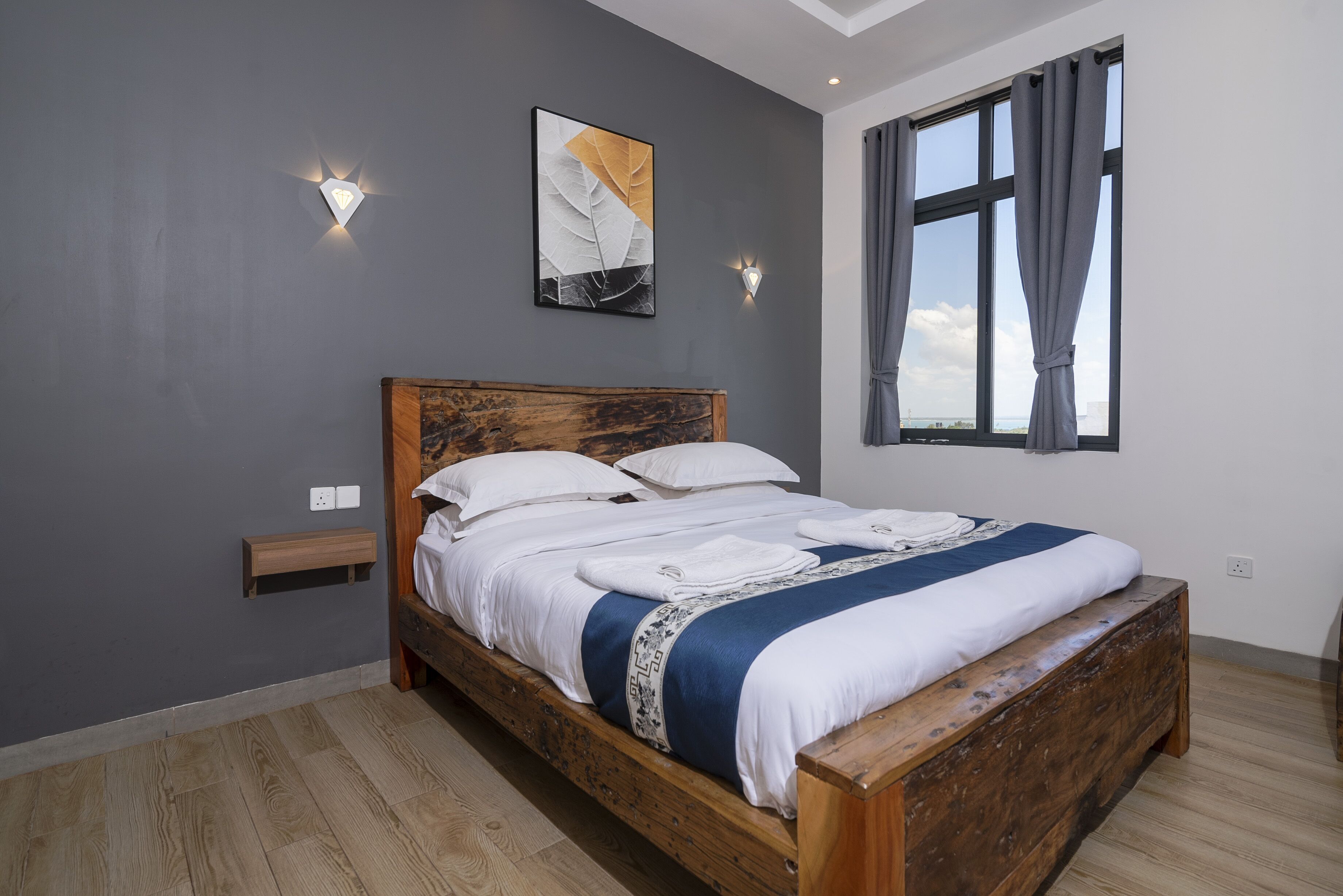 Habitación doble Deluxe, 2 habitaciones | Caja de seguridad en la habitación, muebles diferentes y escritorio 