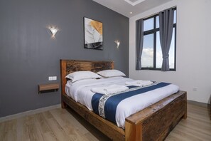 Caja de seguridad en la habitación, muebles diferentes y escritorio 