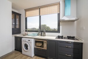 Frigobar, microondas, utensilios de cocina