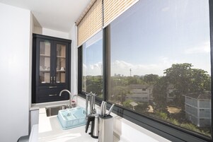 Frigobar, microondas, utensilios de cocina