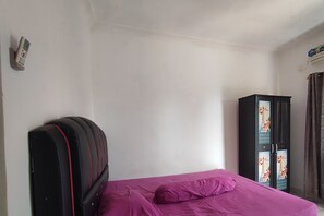 Escritorio, wifi gratis y ropa de cama 