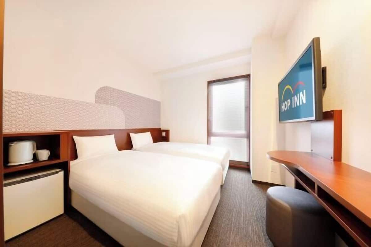 1 bedroom, down duvets, desk, laptop workspace