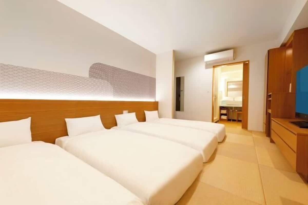 1 bedroom, down duvets, desk, laptop workspace