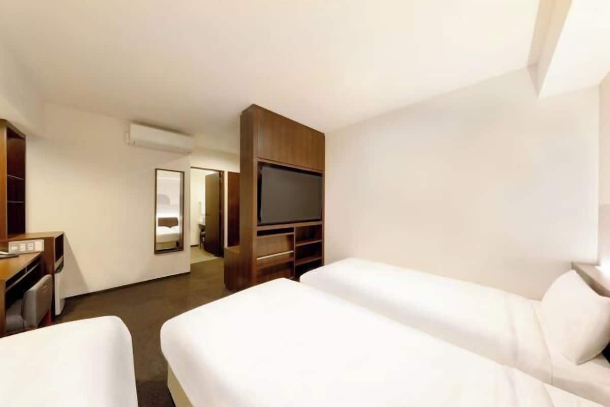 1 bedroom, down duvets, desk, laptop workspace