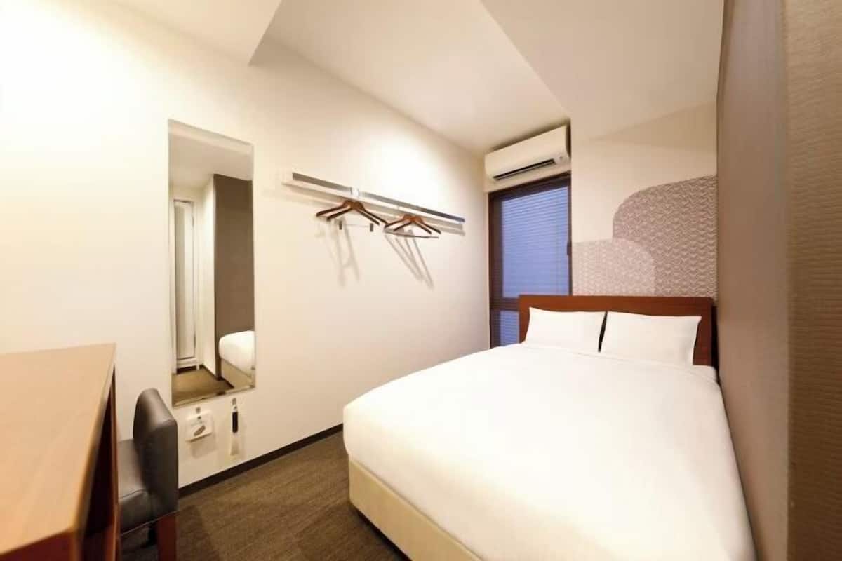 1 bedroom, down duvets, desk, laptop workspace