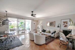 TV - Esprit du Sud Vakantiewoning met Gezellige Tuin op Domaine du Golf (Roquebrune-sur-Argens)