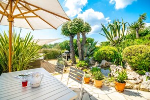 Outdoor dining - Esprit du Sud Vakantiewoning met Gezellige Tuin op Domaine du Golf (Roquebrune-sur-Argens)