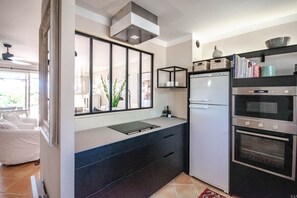 Fridge, microwave, oven, stovetop - Esprit du Sud Vakantiewoning met Gezellige Tuin op Domaine du Golf (Roquebrune-sur-Argens)