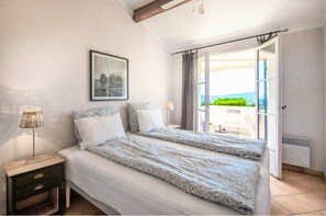 3 bedrooms, travel cot, free WiFi, bed sheets - Esprit du Sud Vakantiewoning met Gezellige Tuin op Domaine du Golf (Roquebrune-sur-Argens)