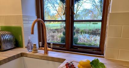 Kentish Oast, Cottage and Barn in stunning private grounds with swimming pool