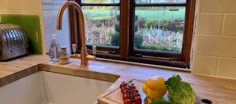 Kentish Oast, Cottage and Barn in stunning private grounds with swimming pool