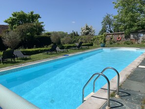 Piscina all'aperto, una piscina riscaldata